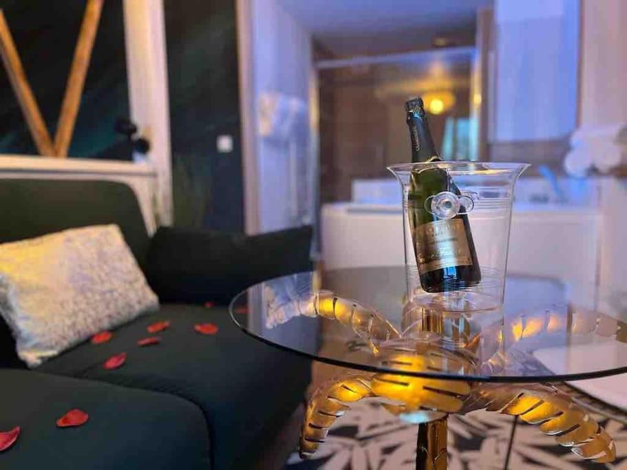 Suite Love Jacuzzi Монтеврен Екстериор снимка