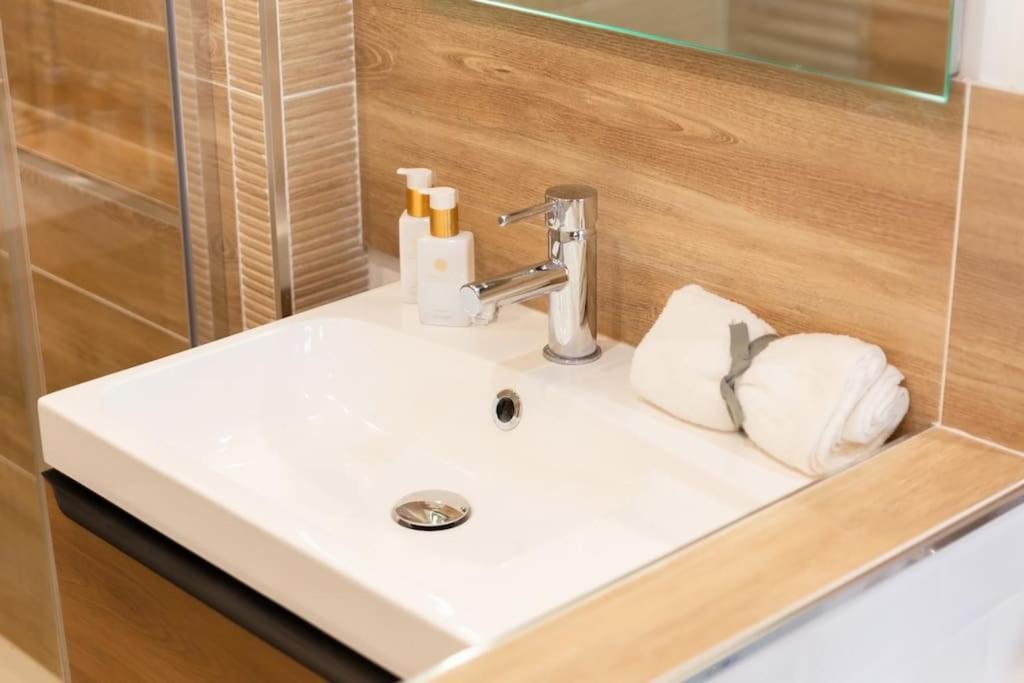 Suite Love Jacuzzi Монтеврен Екстериор снимка