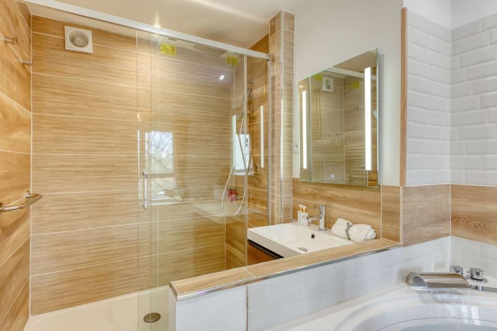 Suite Love Jacuzzi Монтеврен Екстериор снимка