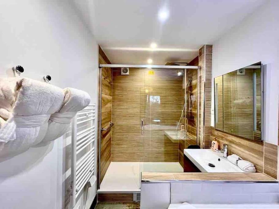Suite Love Jacuzzi Монтеврен Екстериор снимка